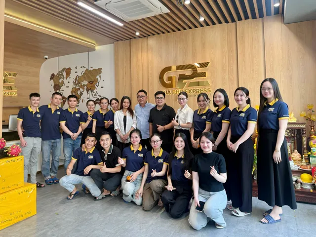 Đội ngũ Gia Phú Express tại văn phòng