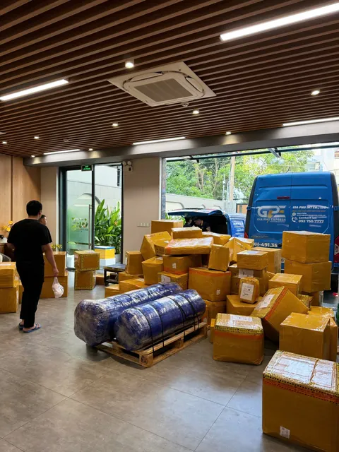 Kiện hàng được chuẩn bị tại khu vực tiếp nhận