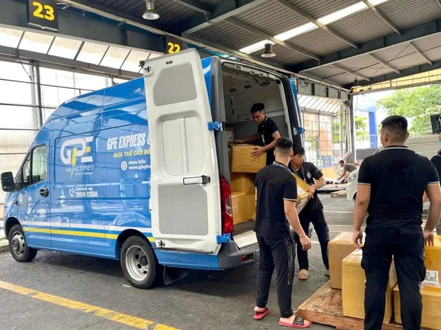 Nhân viên phối hợp bốc xếp hàng hóa