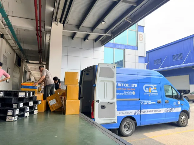 Chuẩn bị hàng bên xe Gia Phú Express
