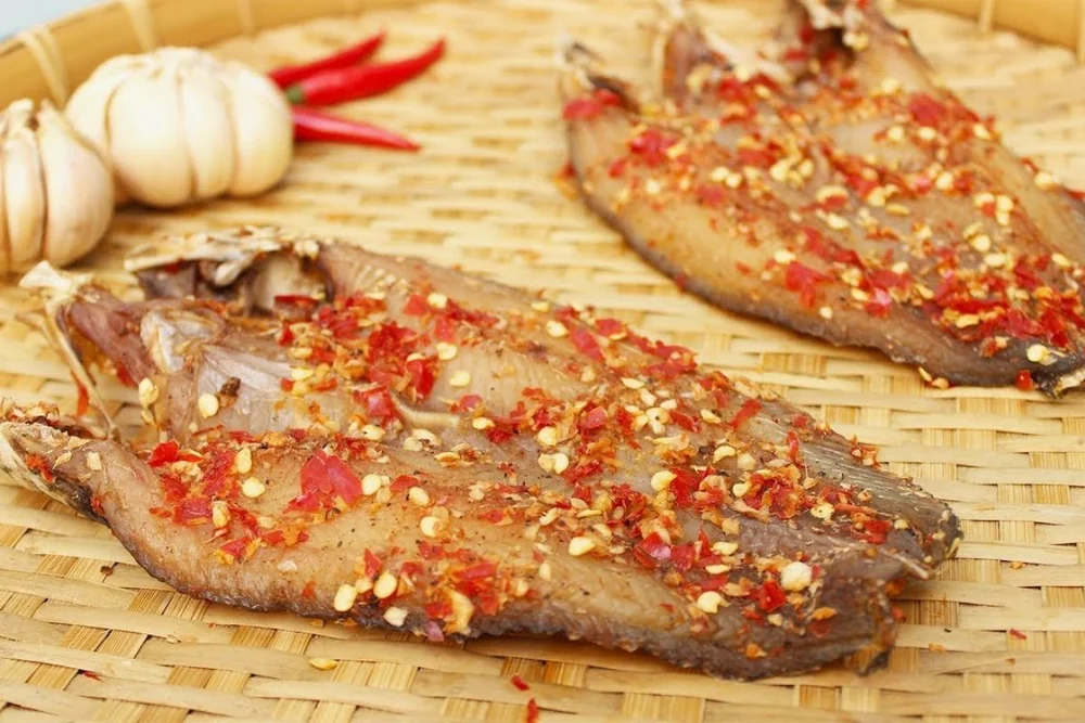 Khô cá lóc tẩm ớt xếp trên mẹt tre
