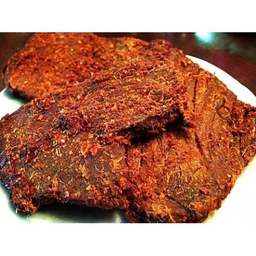 Những miếng khô bò tẩm gia vị trên đĩa