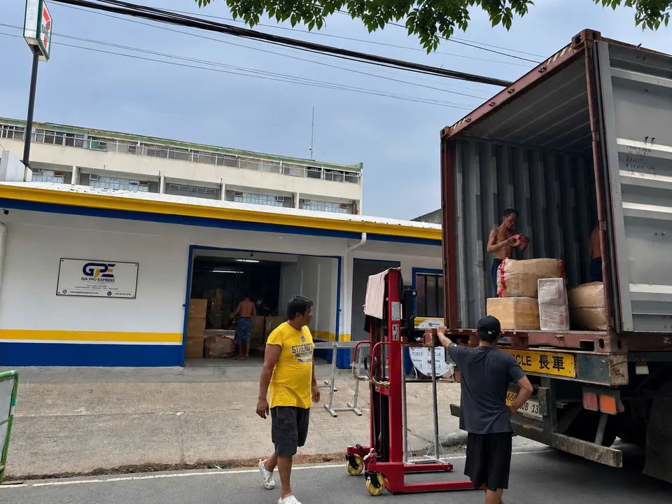 Bốc dỡ kiện hàng từ container tại kho Gia Phú Philippines