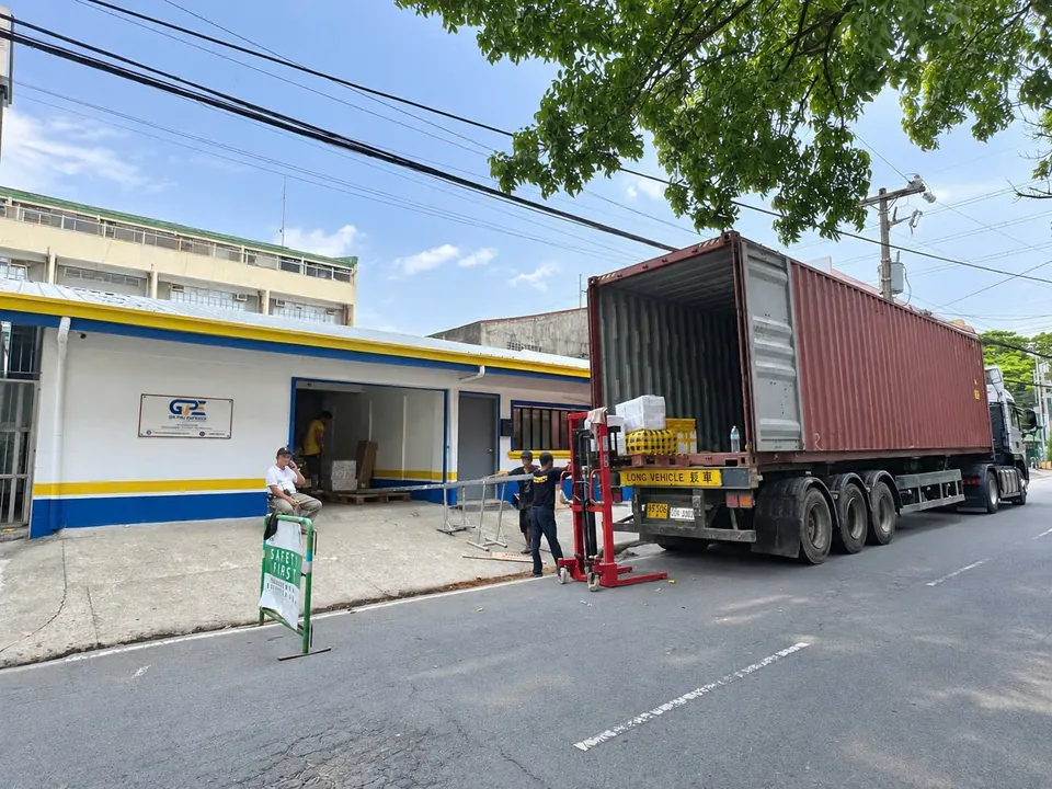 Xe container giao nhận trước kho Gia Phú Philippines