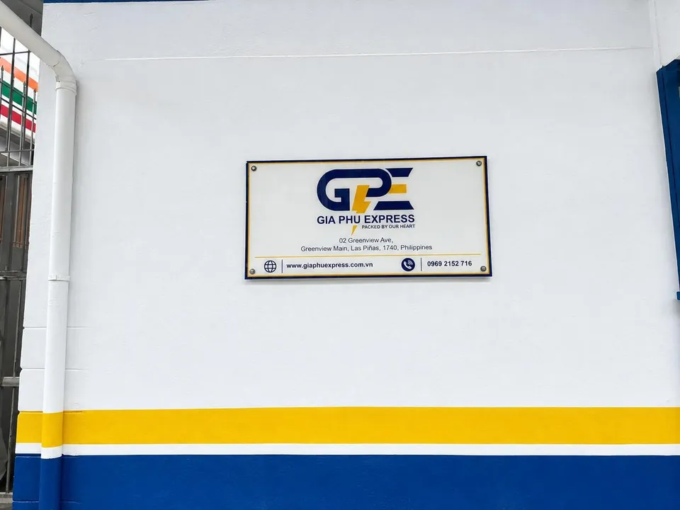 Biển hiệu Gia Phú Express tại Las Piñas, Philippines
