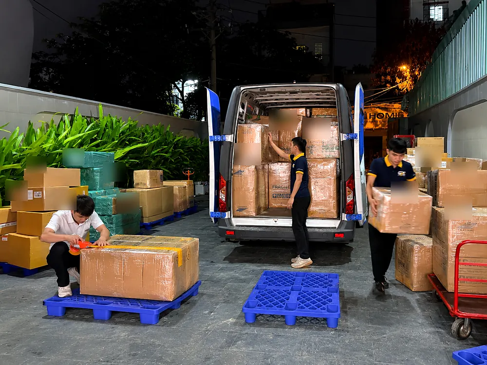 Đội ngũ Gia Phú Express xử lý kiện hàng tại xe vận chuyển