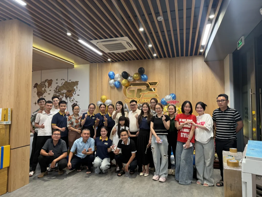 Tập thể Gia Phú Express chụp ảnh kỷ niệm trong buổi mừng sinh nhật sếp
