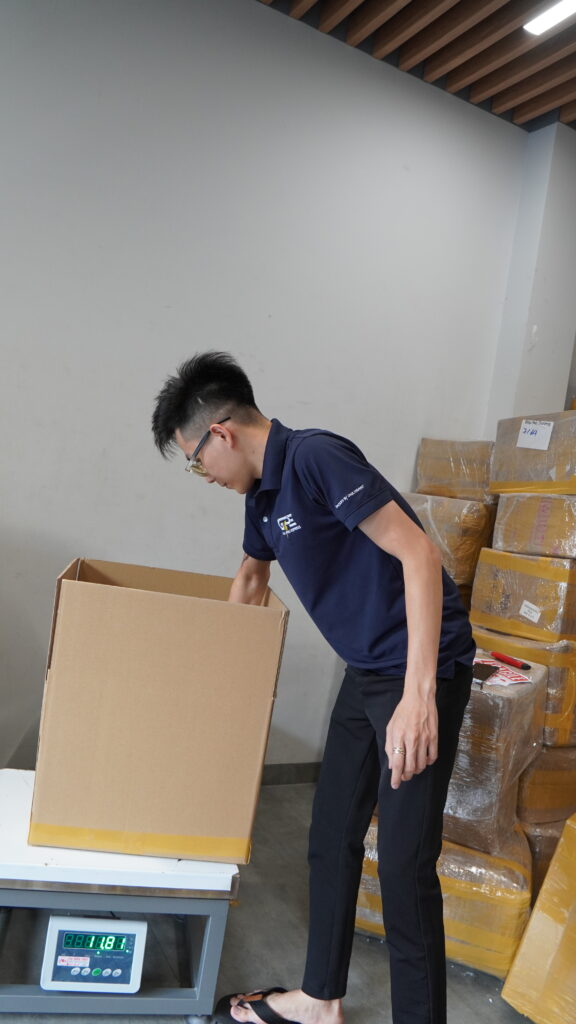 Kiểm tra thùng hàng trên cân tại Gia Phú