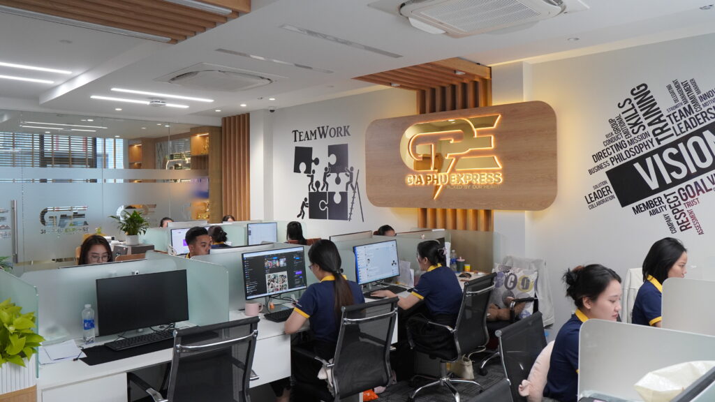 Đội ngũ Gia Phú Express làm việc tại văn phòng
