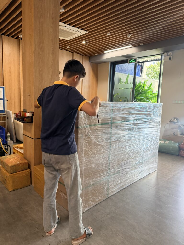 Nhân viên Gia Phú bọc bảo vệ kiện hàng cồng kềnh