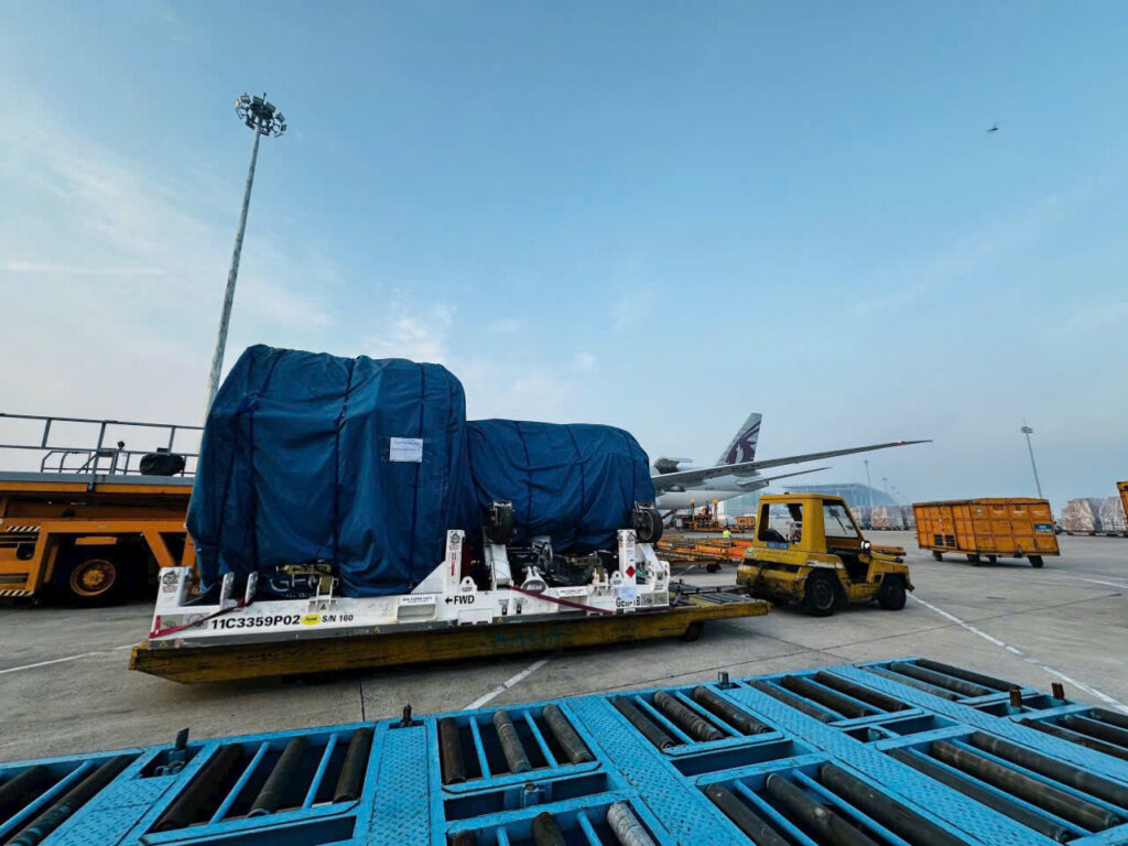 Kiện hàng được xử lý tại khu vực hàng hóa sân bay