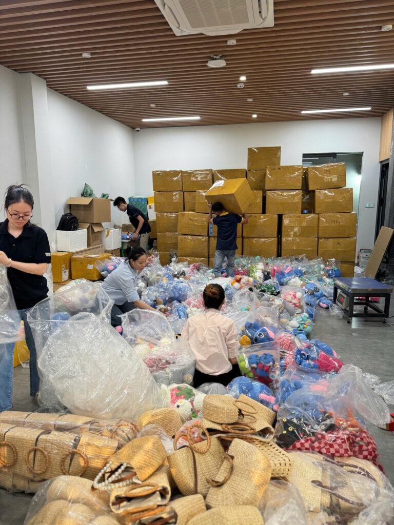 Phân loại hàng thủ công trước khi đóng gói tại Gia Phú