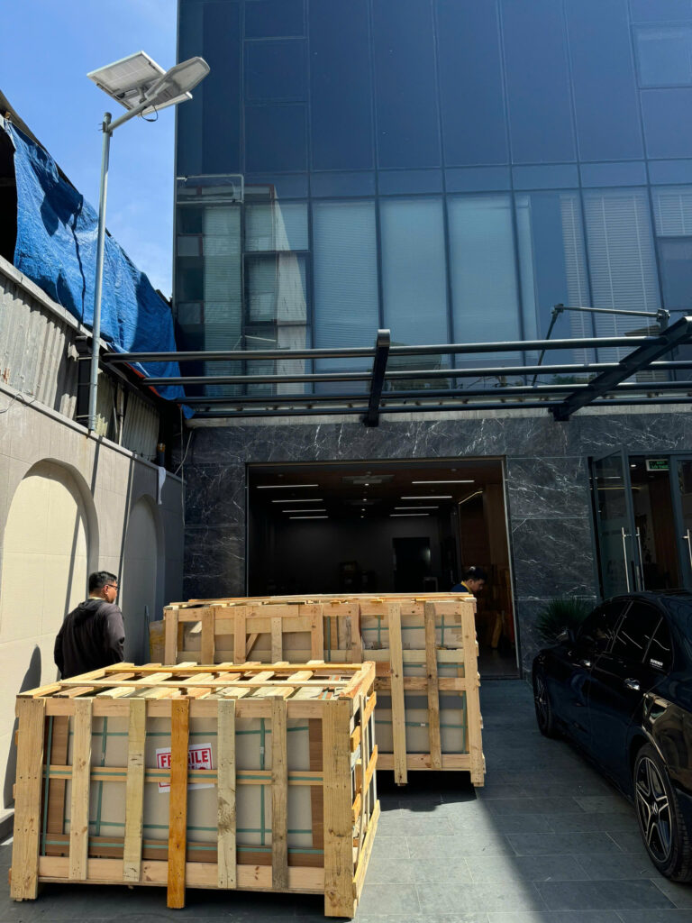 Các kiện gỗ chuẩn bị giao nhận tại Gia Phú