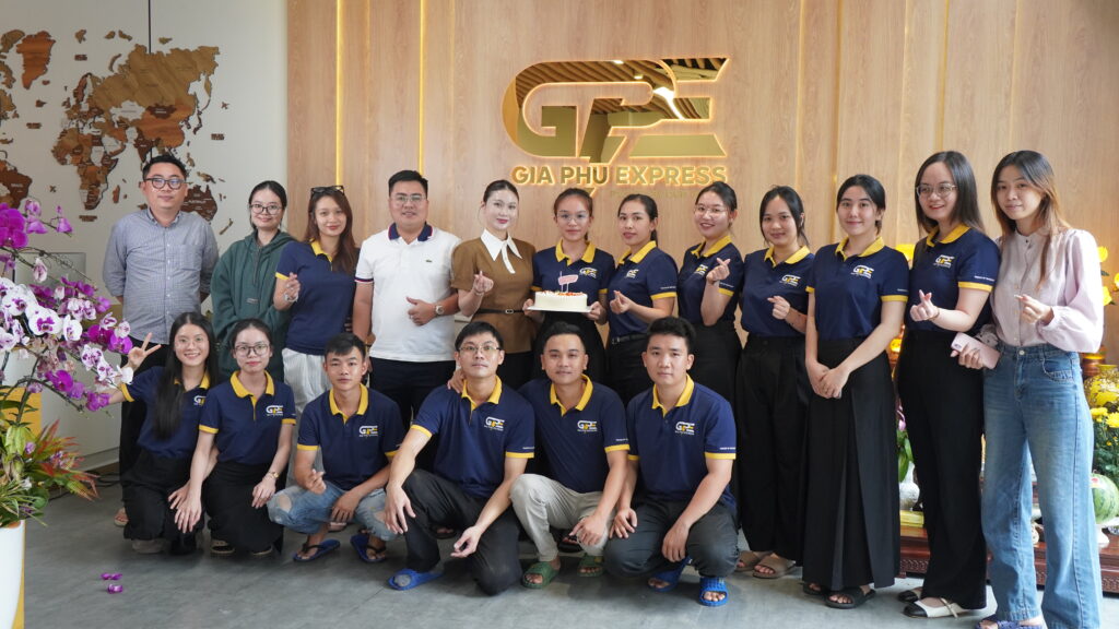 Tập thể Gia Phú Express tại văn phòng công ty