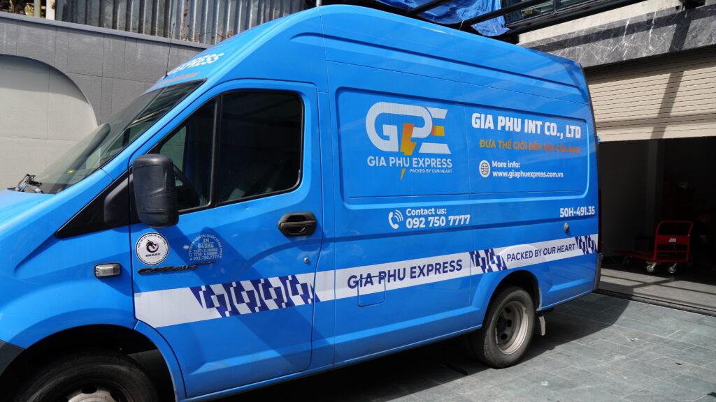 Xe giao nhận màu xanh của Gia Phú Express