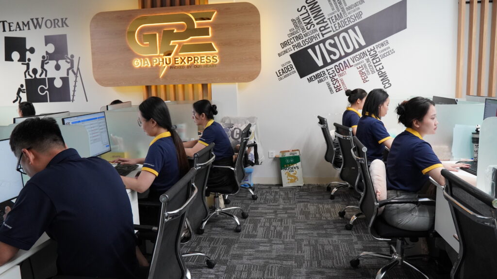 Đội ngũ Gia Phú Express làm việc tại khu vực hỗ trợ khách hàng