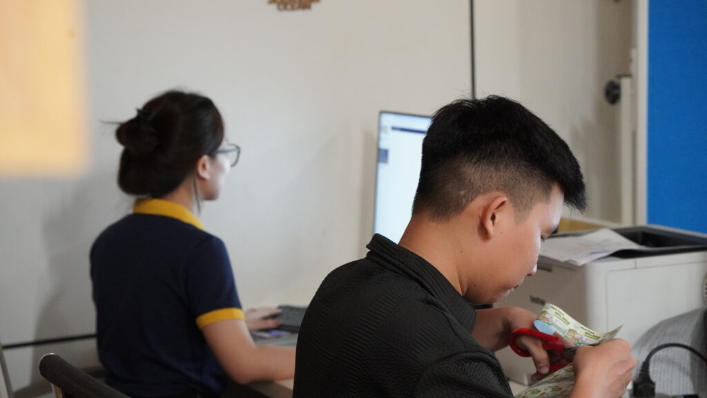 Nhân viên Gia Phú chuẩn bị nhãn và làm việc tại văn phòng