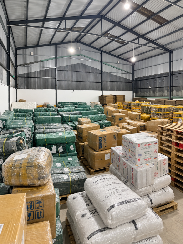 Hàng hóa đóng kiện được tập kết trên pallet trong kho Gia Phú