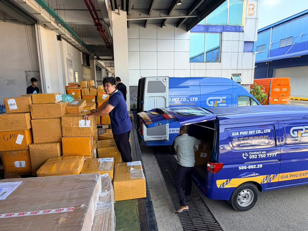 Nhân viên bốc xếp thùng hàng từ xe Gia Phú Express tại điểm giao nhận