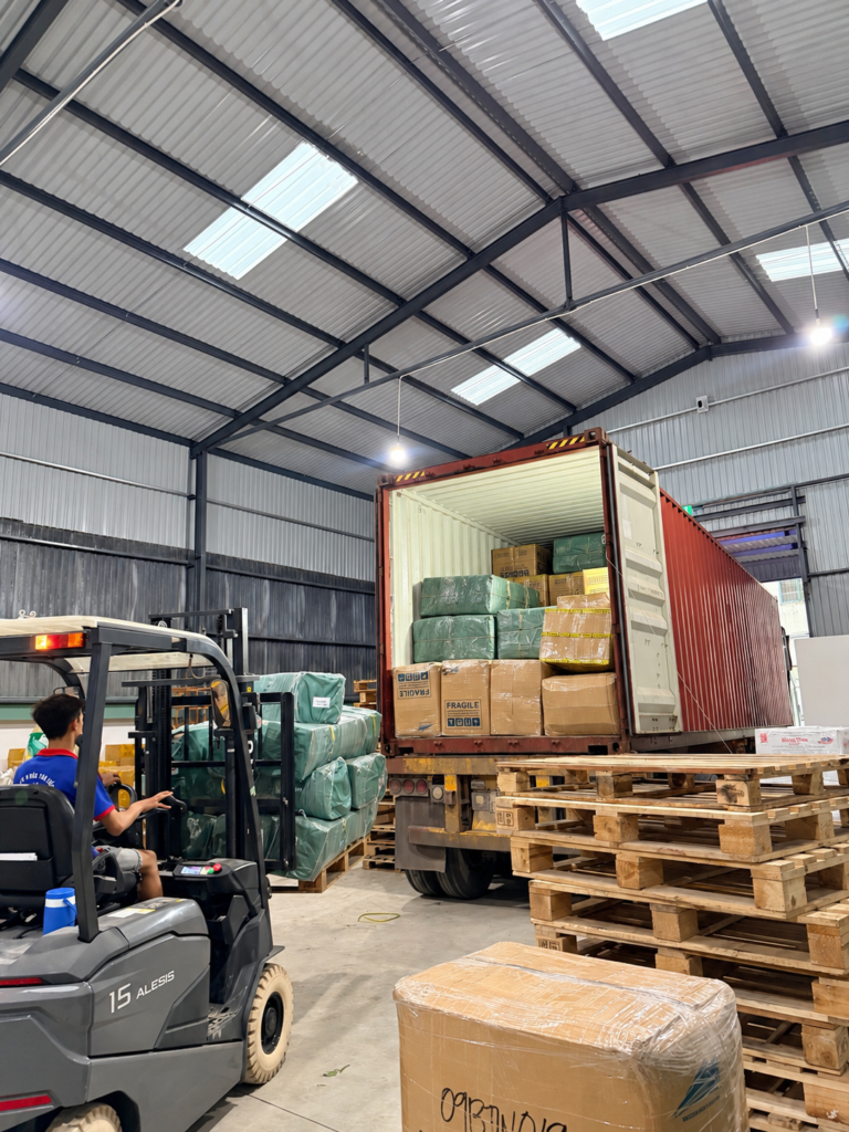 Xe nâng đưa kiện hàng vào container tại kho Gia Phú