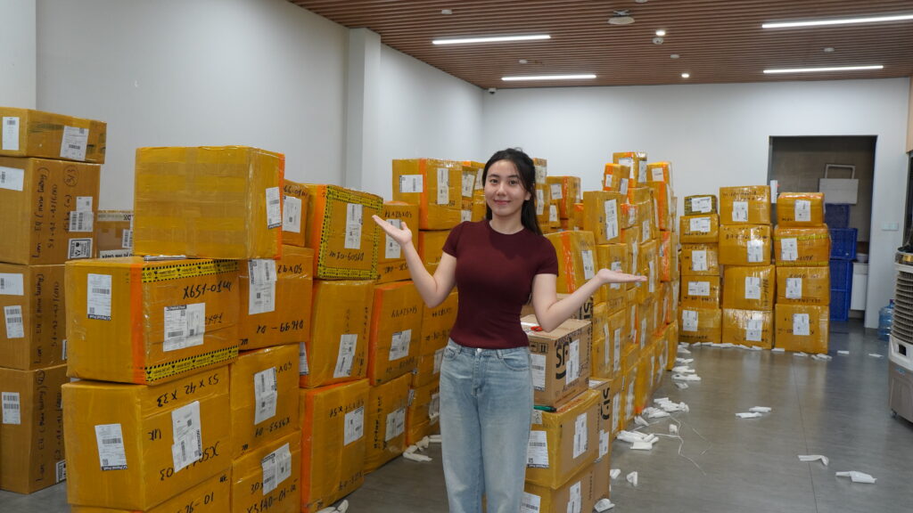 Các kiện hàng đóng gói và dán nhãn tại Gia Phú Express