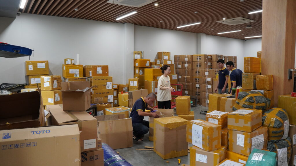 Nhân viên Gia Phú chuẩn bị và đóng gói các kiện hàng tại kho