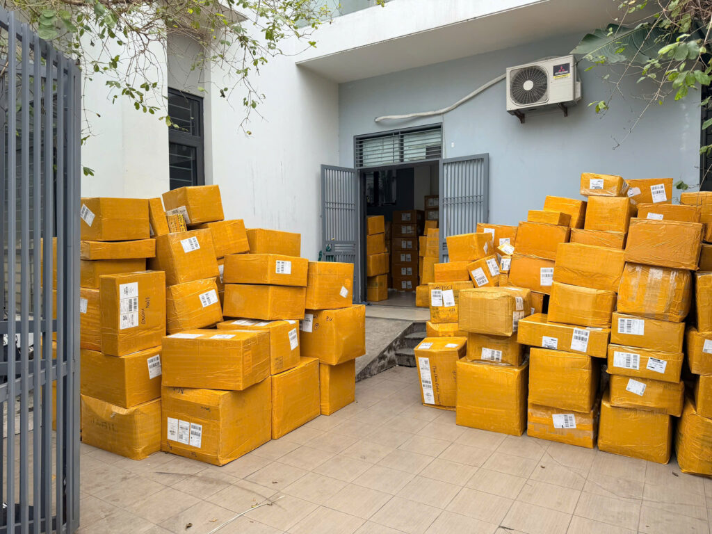 Các kiện hàng được tập kết tại cửa kho Gia Phú