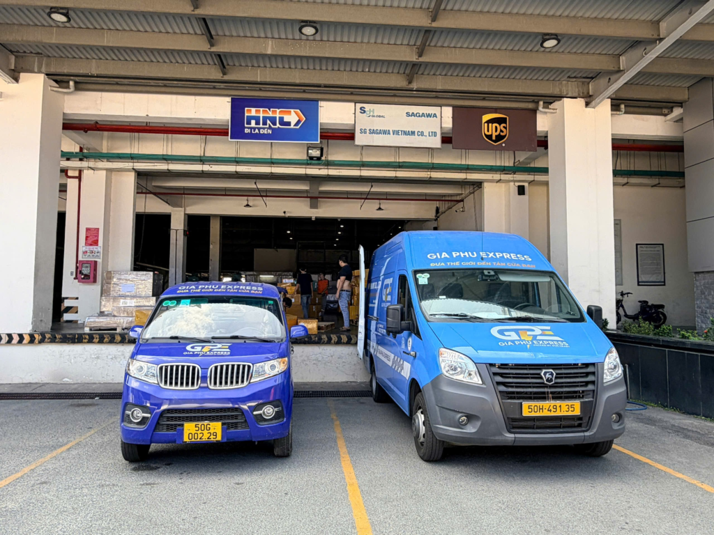 Hai xe giao nhận Gia Phú Express tại khu vực tiếp nhận hàng hóa