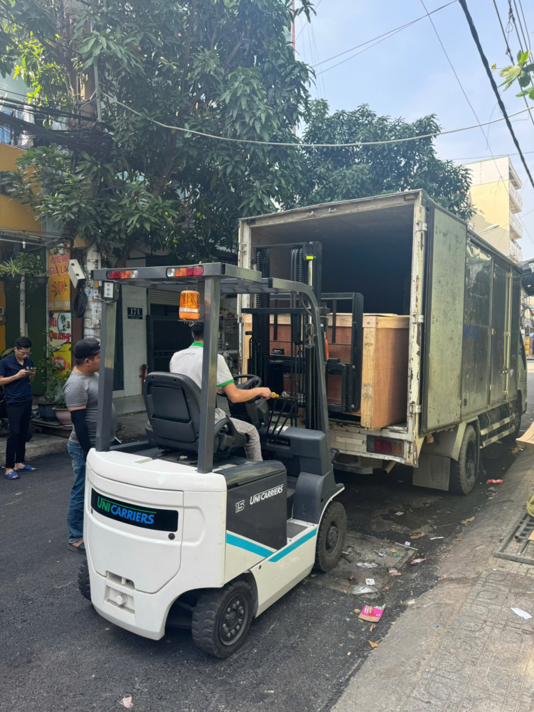 Xe nâng đưa kiện gỗ vào thùng xe tải tại điểm giao nhận