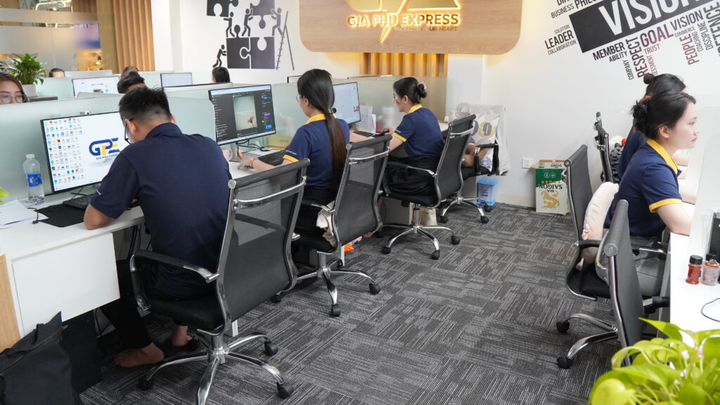 Nhân viên Gia Phú Express xử lý công việc tại bàn máy tính