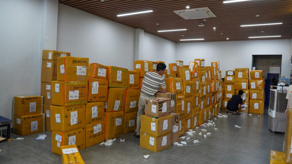 Các kiện hàng được dán nhãn và sắp xếp tại kho Gia Phú