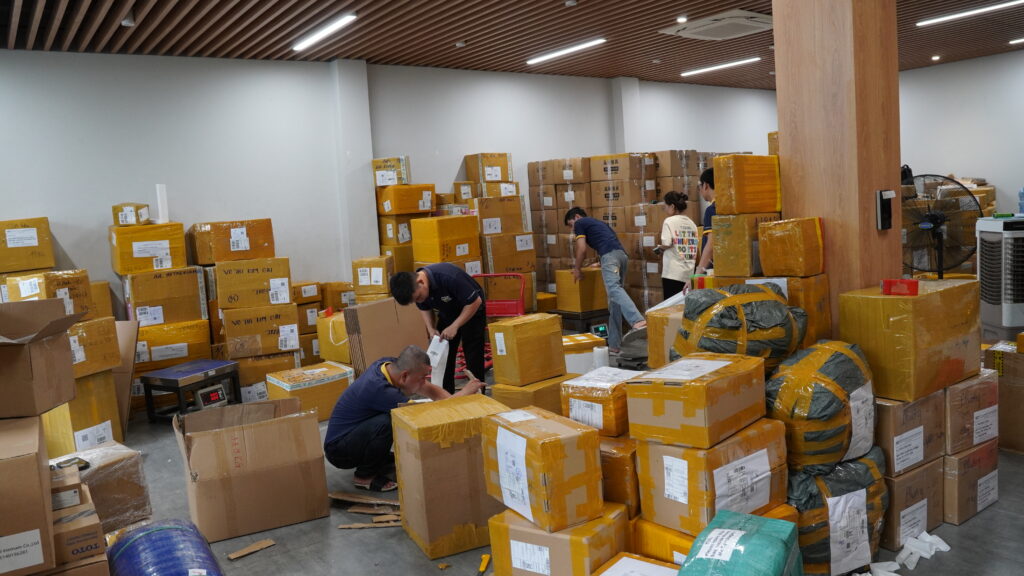 Nhân viên Gia Phú dán nhãn và kiểm tra kiện hàng trước khi vận chuyển