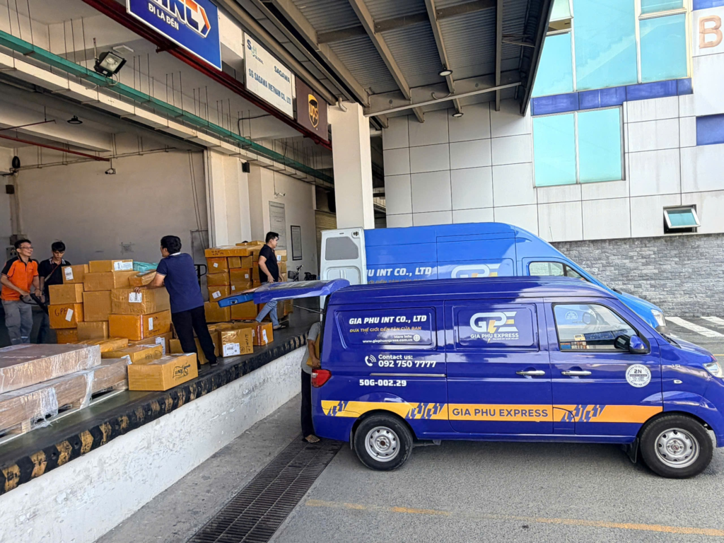 Xe Gia Phú Express và đội ngũ giao nhận bên các kiện hàng